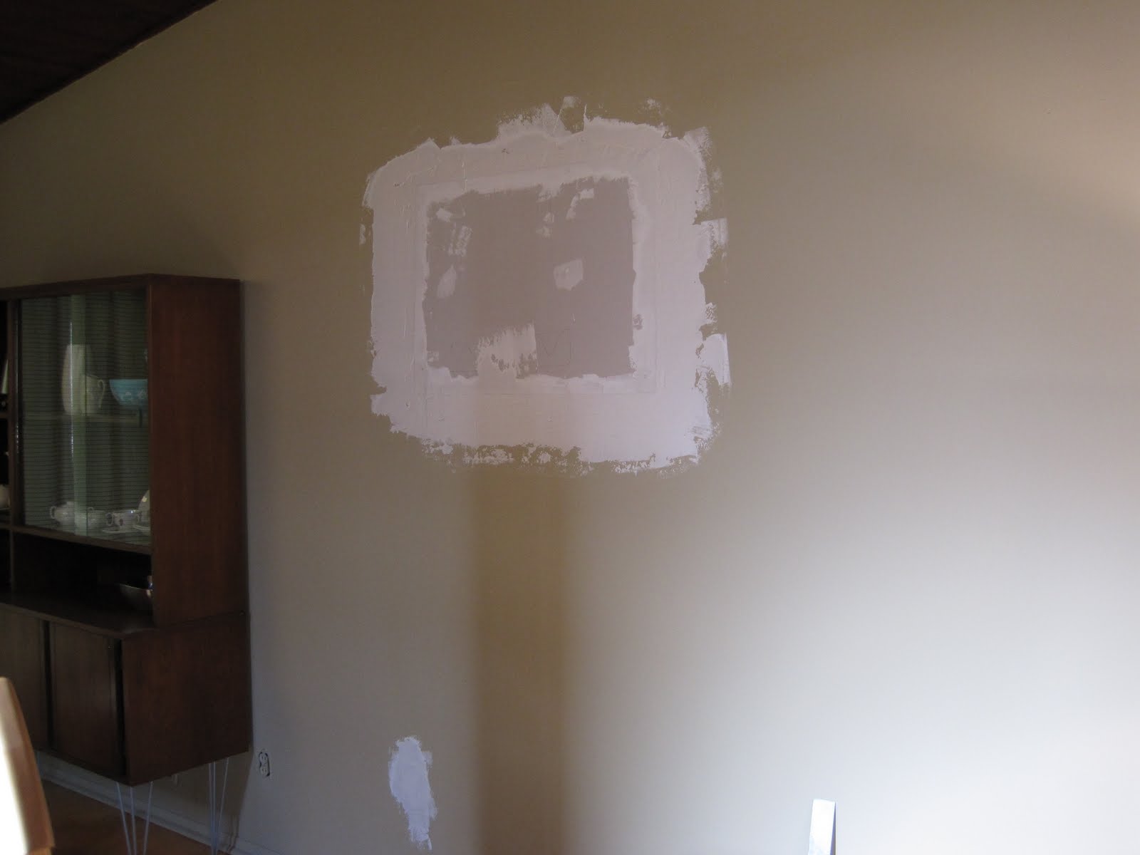 Чернокожая Гиги Кейти развлекается с фаллосами из дырок в стене