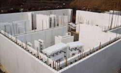 Строительство дома из бетона: плюсы и минусы