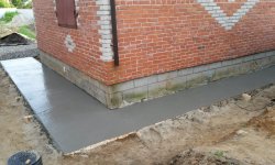 Как отмыть бетонную отмостку вокруг загородного дома