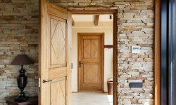 Почему деревянная дверь без отделки — самый выгодный вариант