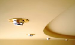 Какие ошибки допускают при проводке света в навесных потолках