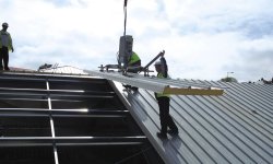 Как поднимать стройматериалы на крышу в одиночку