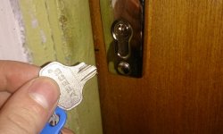 Как открыть дверной замок если сломался ключ