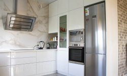 Как правильно вмонтировать холодильник в стену на кухне и не пожалеть об этом