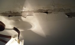 Как устранить следы затопления на потолке без серьезного ремонта
