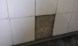Печальные последствия неправильной укладки плитки в ванной