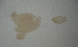 Почему на оштукатуренной стене появляются ржавые пятна