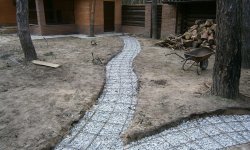 Почему не рекомендуется заливать дорожки на загородном участке бетоном