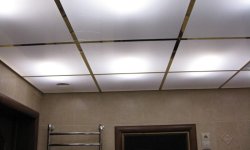 Растрово-подвесные потолки для стильного интерьера: особенности использования кассетных систем