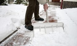 Как быстро и эффективно убирать снег по весне на участке загородного дома