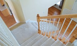Каким материалом следует покрывать лестницу в доме, а какое средство может навредить покрытию