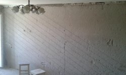 Почему необходимы насечки на стенах перед нанесением штукатурки