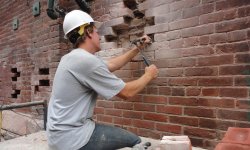 Как восстановить старую кирпичную стену без перекладки
