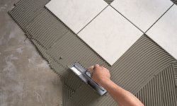 Почему не стоит заменять специальный плиточный клей обычным цементным раствором