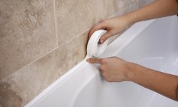 Чем надежно заделать щель на стыке ванной и стены