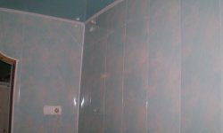 Почему не рекомендуется обшивать стены в ванной панелями ПВХ