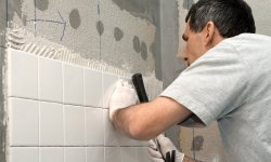 Частые ошибки при укладке плитки в ванной и способы их устранения