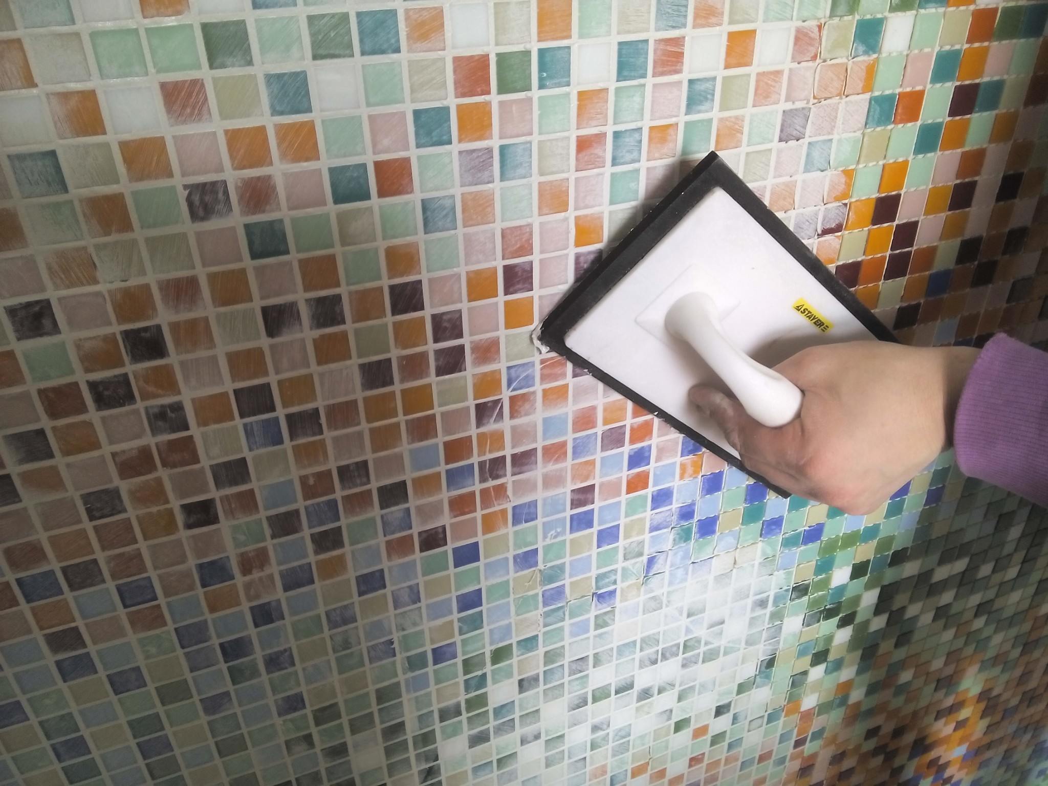 Какие плитки клеить в ванной. Затирка для мозаики. Мозаика на стену. Укладка мозаичной плитки. Затирка плитки из мозаики.