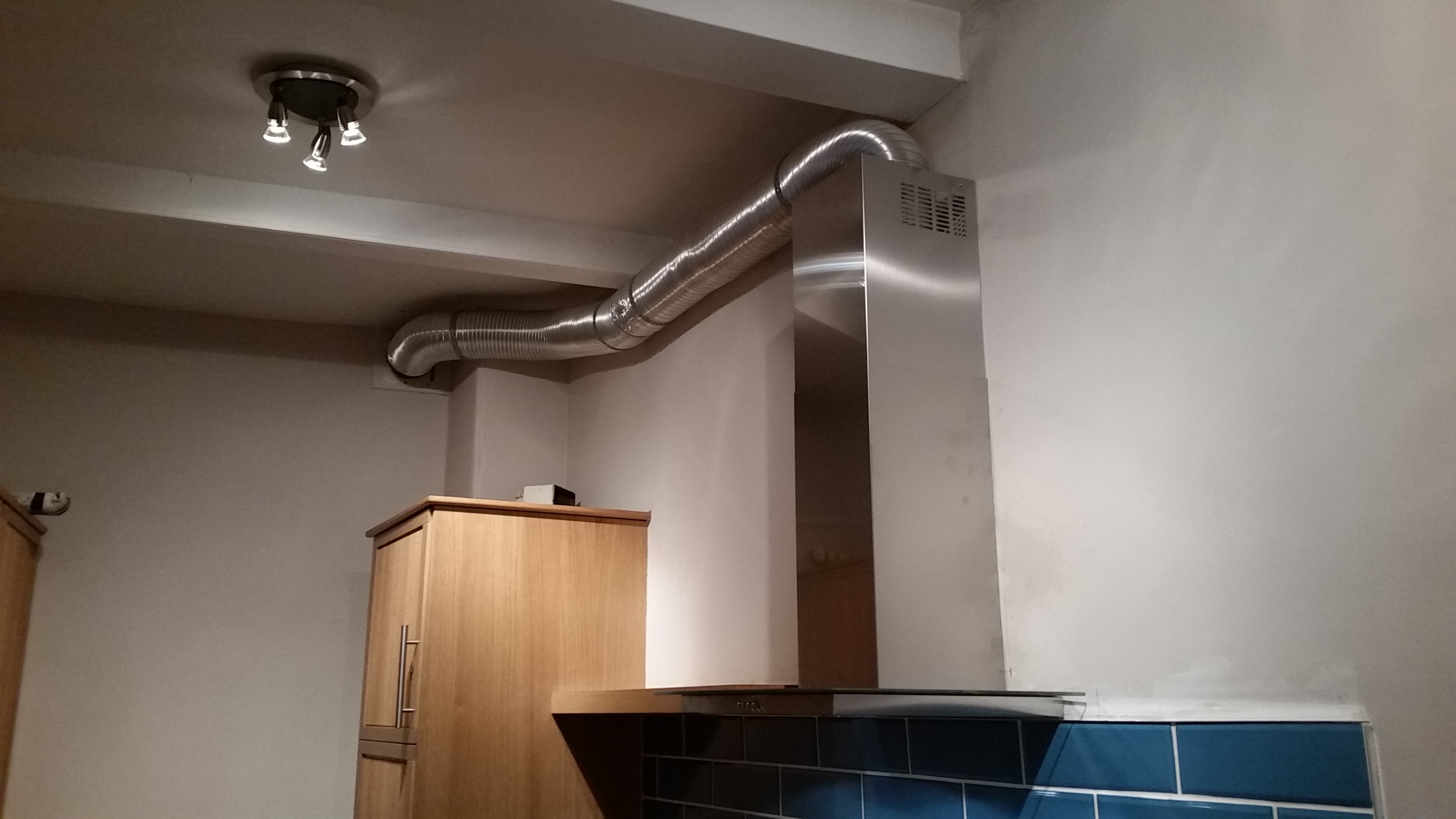 вытяжка на кухне с отводом в вентиляцию в стене