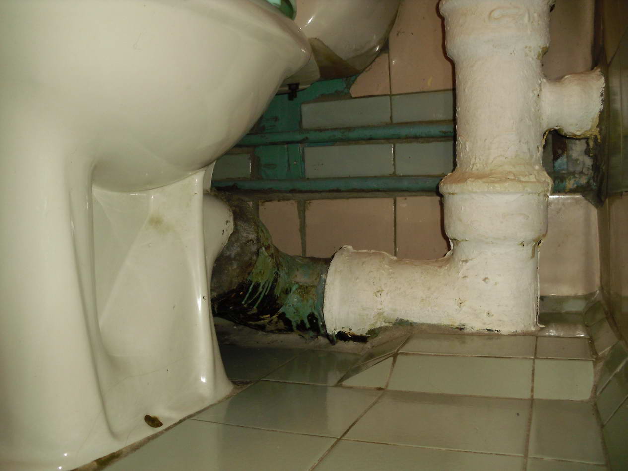Аварийный стояк. Канализационная труба в туалете. Канализационная труба для унитаза. Канализационный стыт чугунный. Старые канализационные трубы.