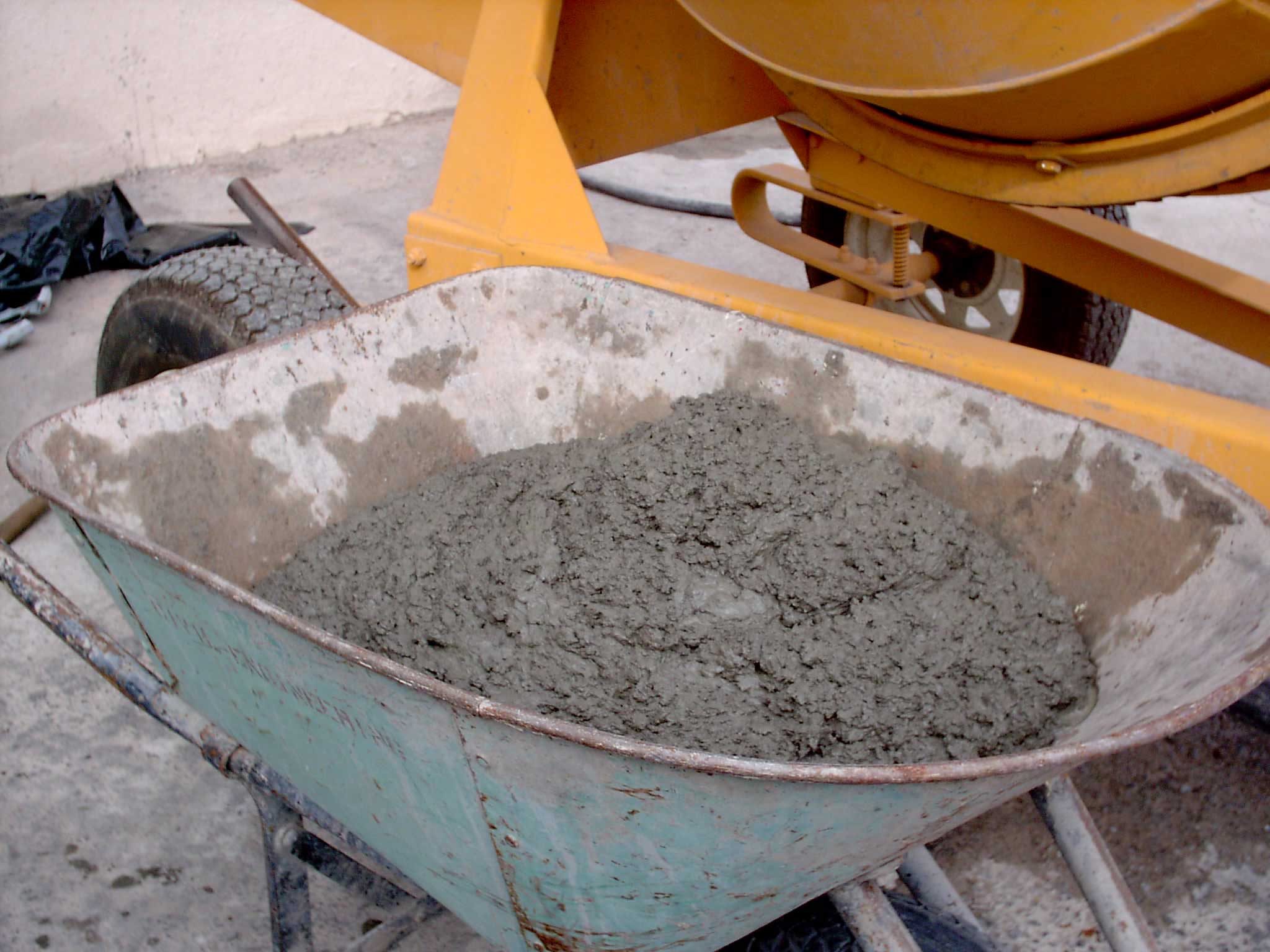 Бетонные смеси растворы. Замешивание цемента. Пещянощебоночная смесь для бетона. Замешивание бетона. Раствор цемента.