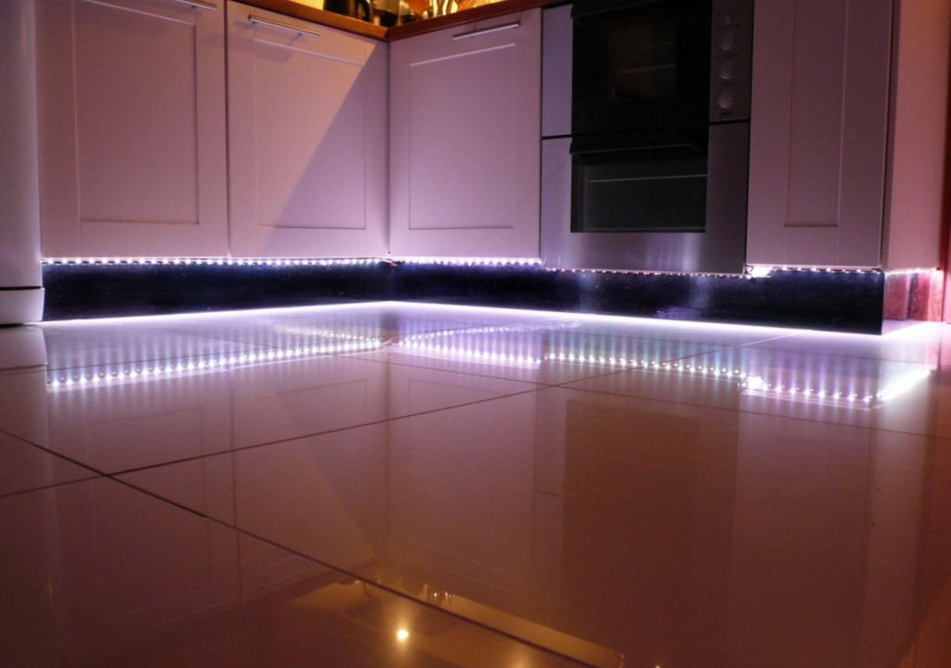 Светодиод лед подсветки. Подсветка для кухни. Светодиодная Лена на кухню. Подсветка кухни светодиодной лентой.