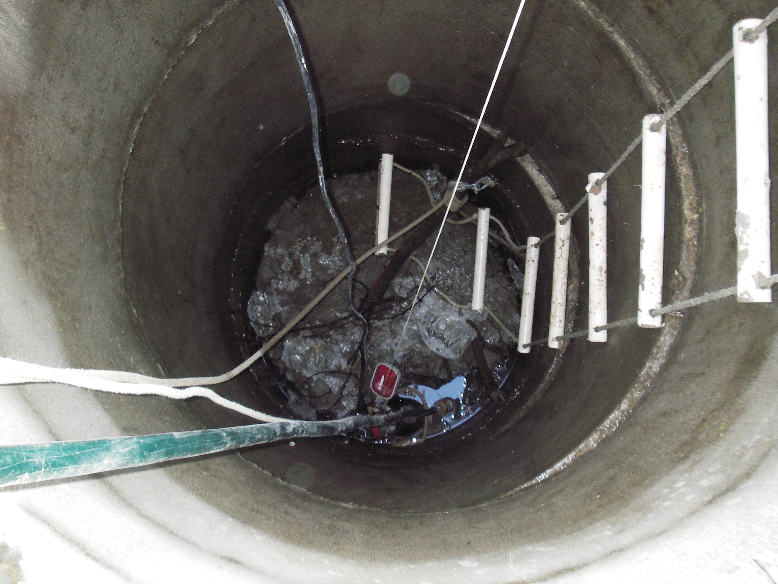 Вода в новом колодце. Колодец 4200мм. Чистка колодца. Чистка колодцев канализации. Приспособление для чистки канализационных колодцев.