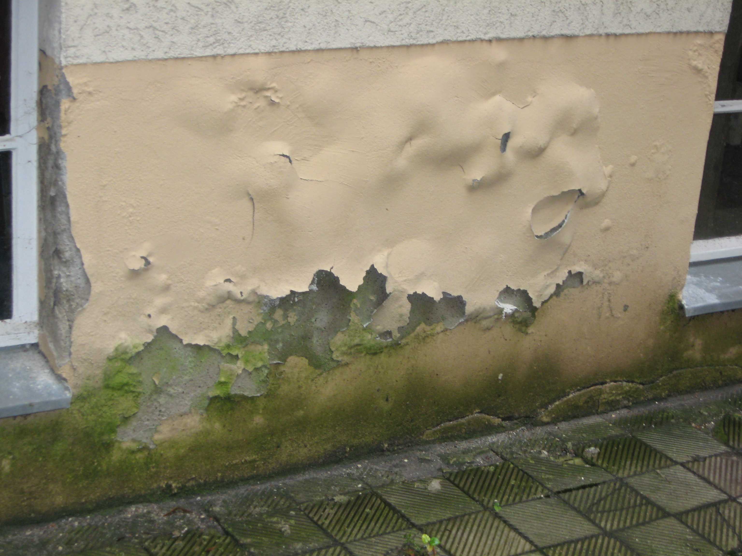 Почему отошла стена. Трещины на фасаде штукатурки. Разрушение штукатурного слоя фасада. Разрушение мокрого фасада. Разрушение штукатурного слоя стен.