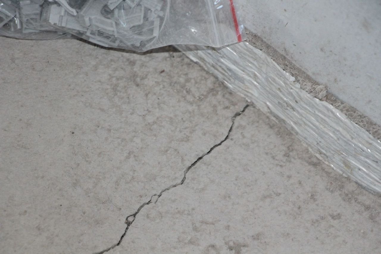 Трещины в бетонном полу. Цементно-Песчаная стяжка пола трещины. Трещины в стяжке. Трещины в цементной стяжке. Трещины в полусухой стяжке.