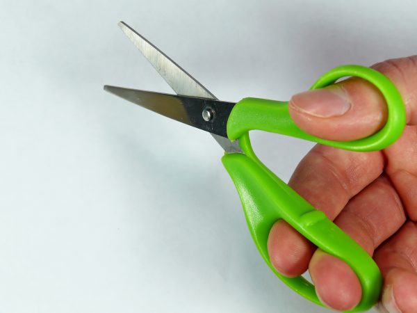 Как правильно резать обои канцелярским ножом