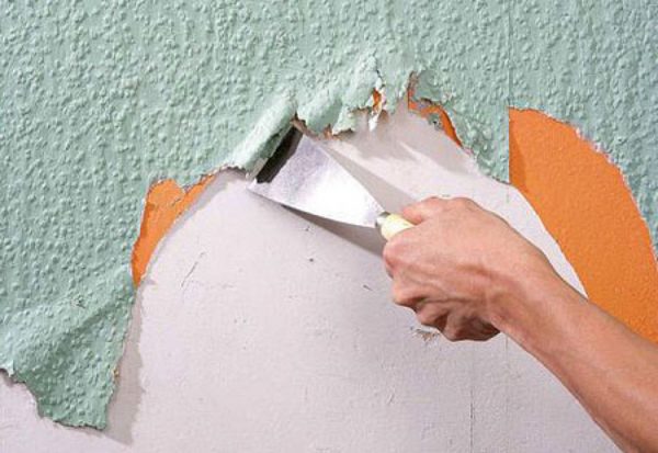 Протрите стену чистой тряпкой для удаления влаги