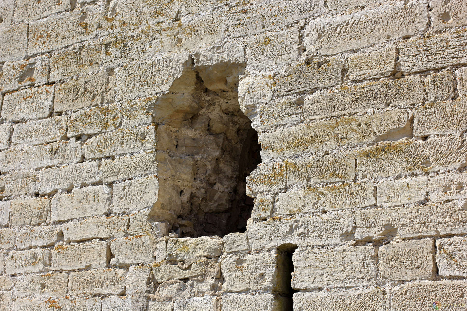 Пробить стену отверстие. Дырка в стене. Отверстие в каменной стене. Дыра в каменной стене. Пролом в стене крепости.