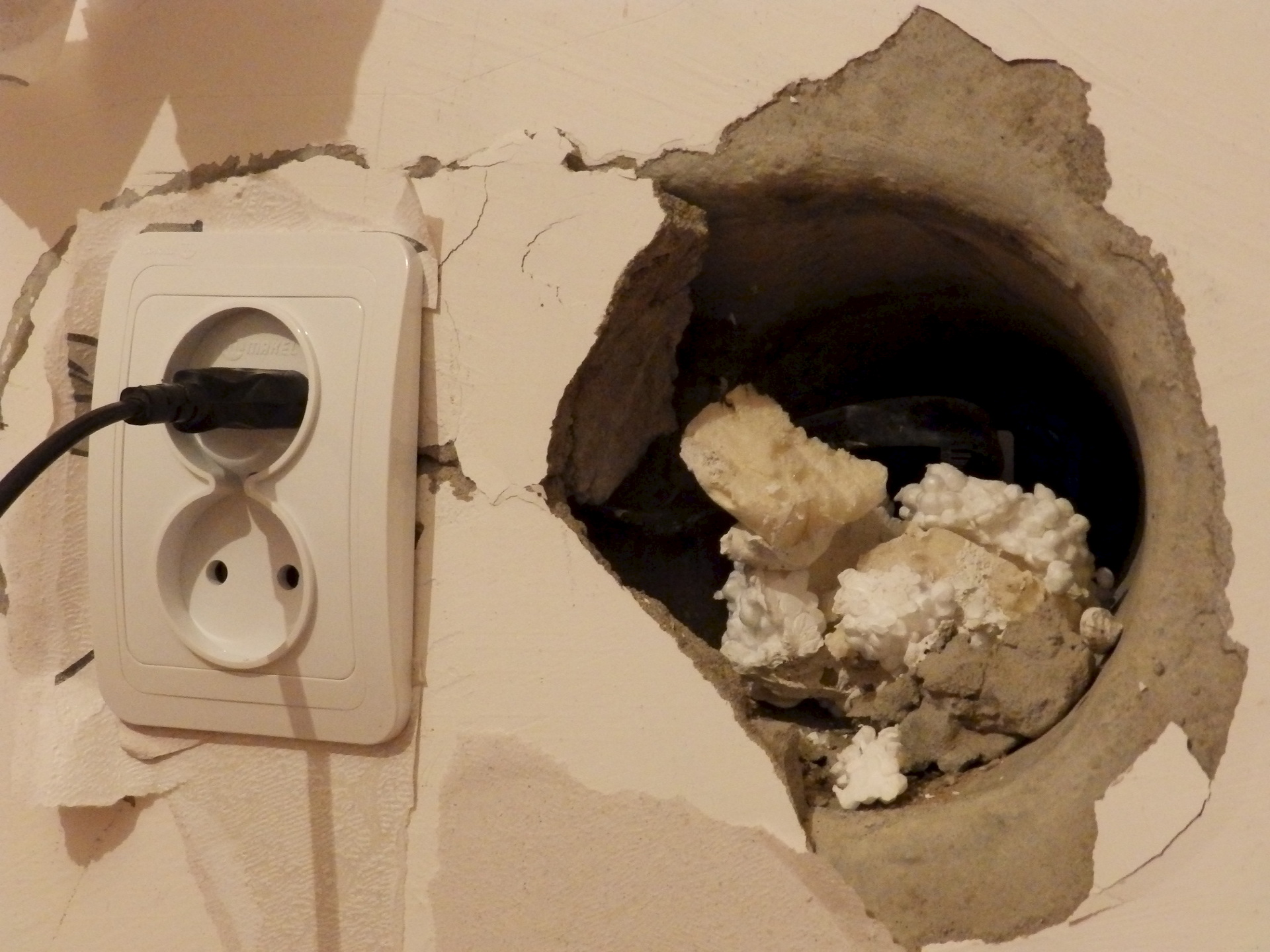 Нашла странную дыру в стене. Дырка в стене. Замазка отверстий в стене. Заделка отверстий в стене. Заделать отверстие в стене.