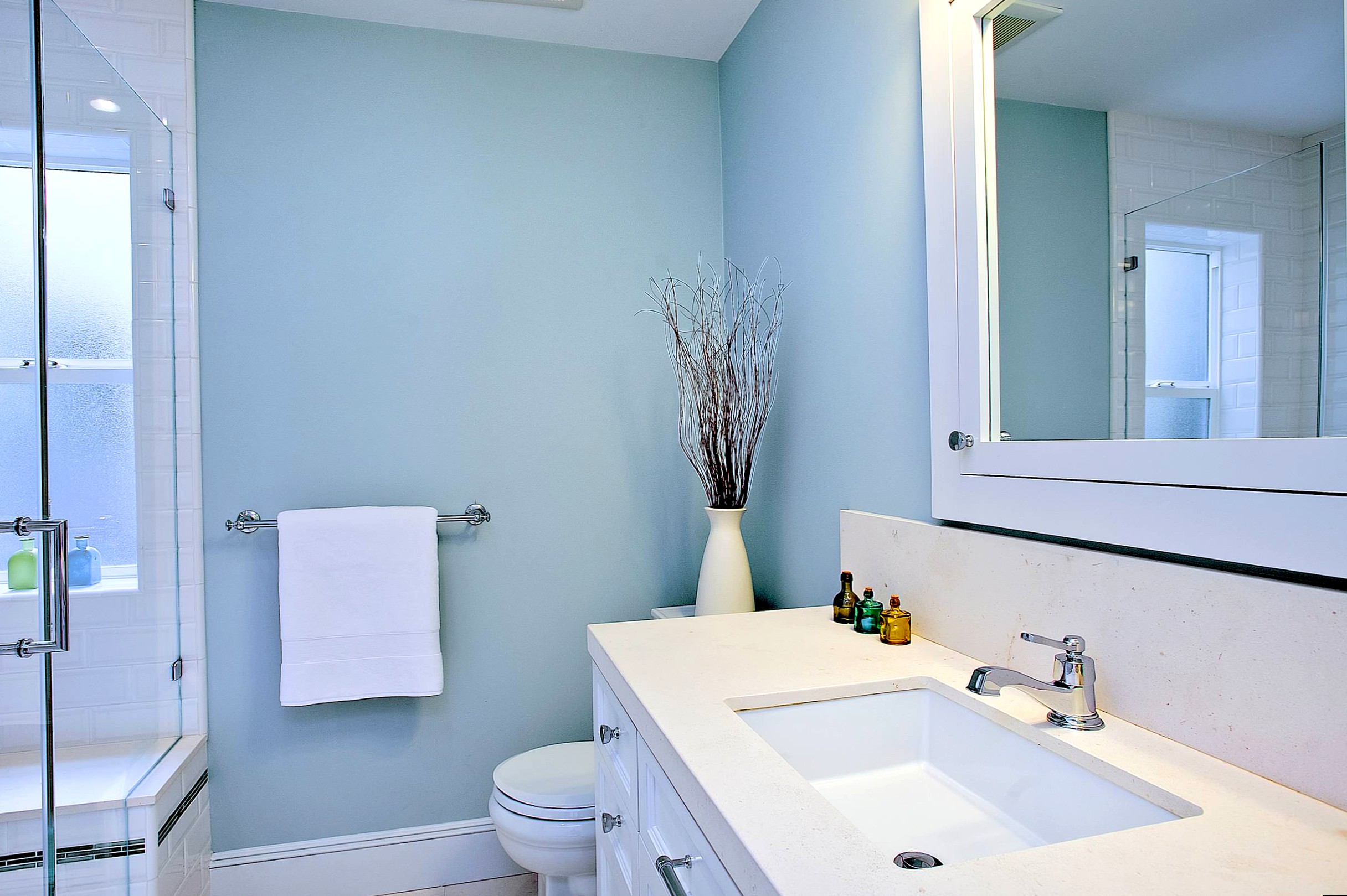 Какой краской можно покрасить в ванной. Ванная с окрашенными стенами. Краска для ванной комнаты. Крашенные стены в ванной. Краска для ванной комнаты для стен.