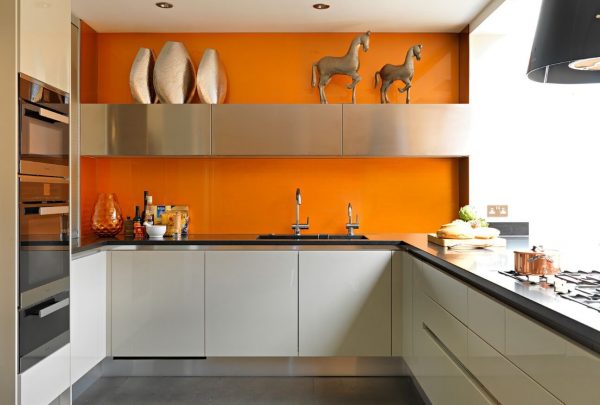 Оранжевая стена на кухне