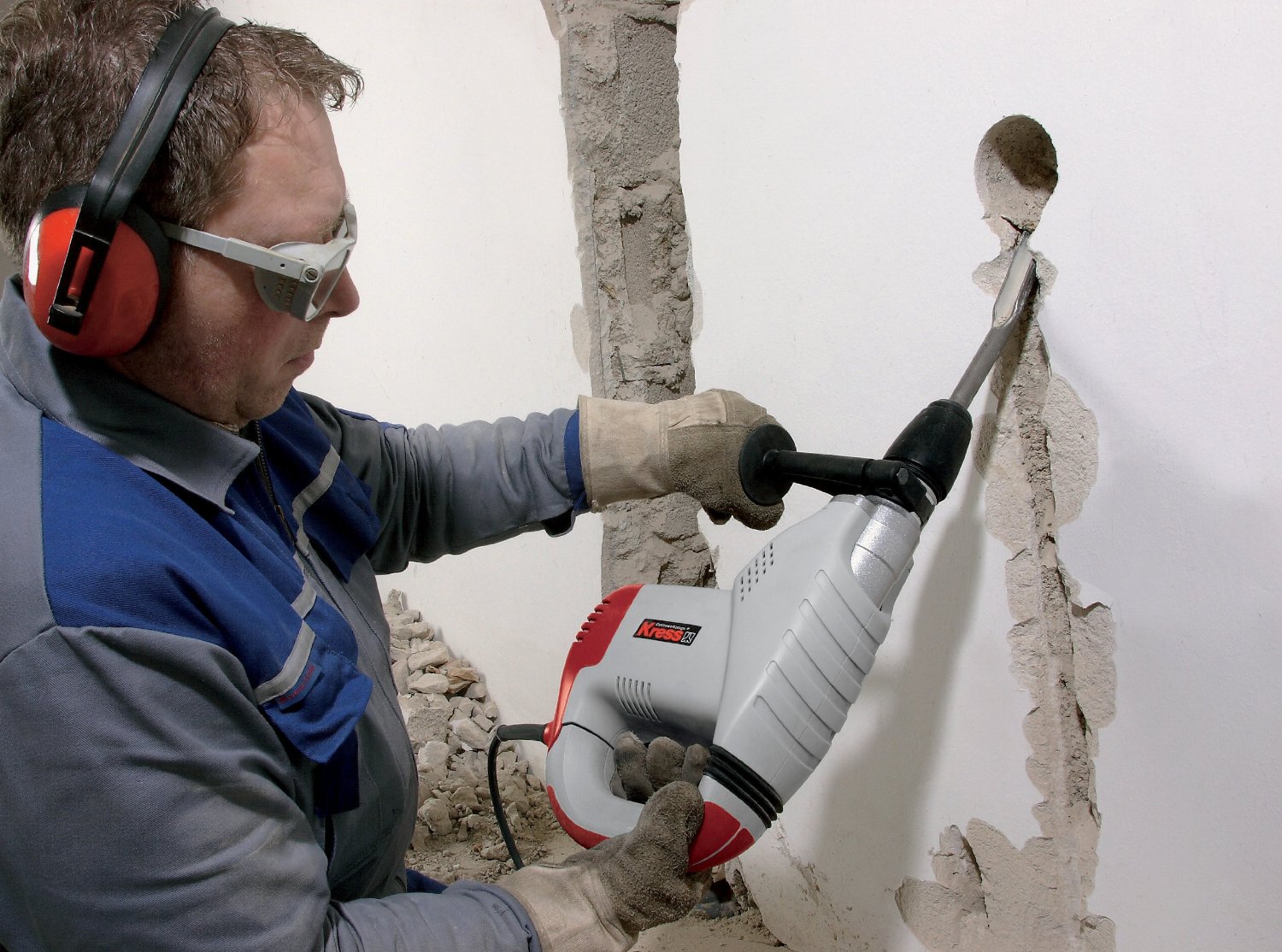 Как штробить стену под трубы без пыли