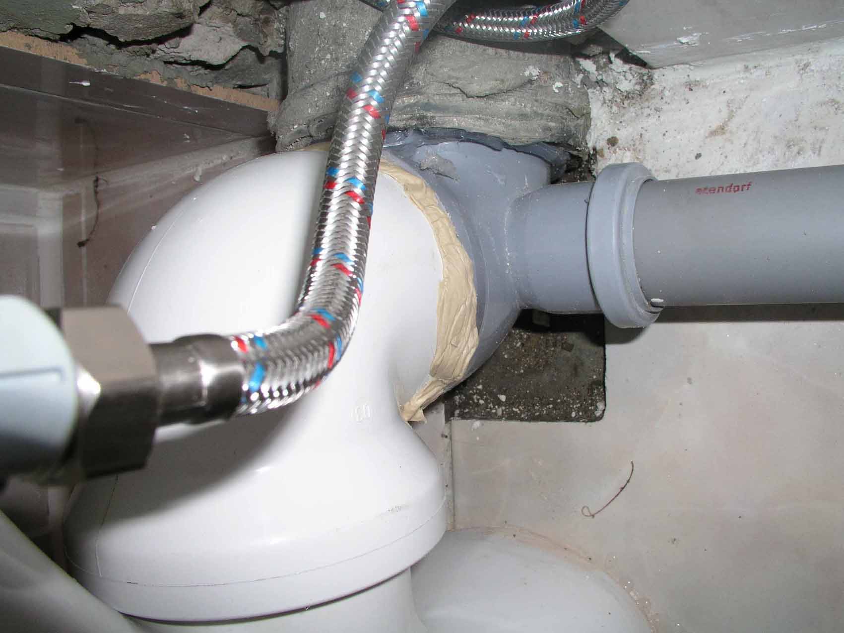 Шум воды в трубе. Стык канализационной трубы и унитаза 110 мм. Сливная труба для ванной. Соединитель унитаза с канализацией.