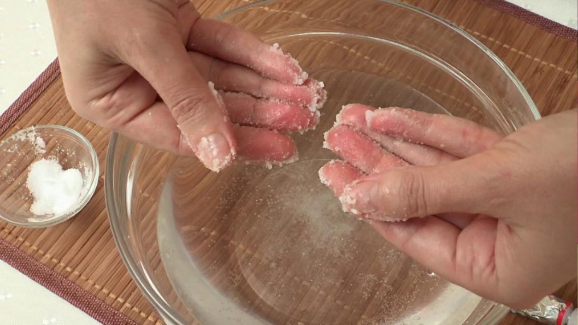 Соль водой смываю. Очистить пальцы от клея супер момент. Супер клей для кожи.