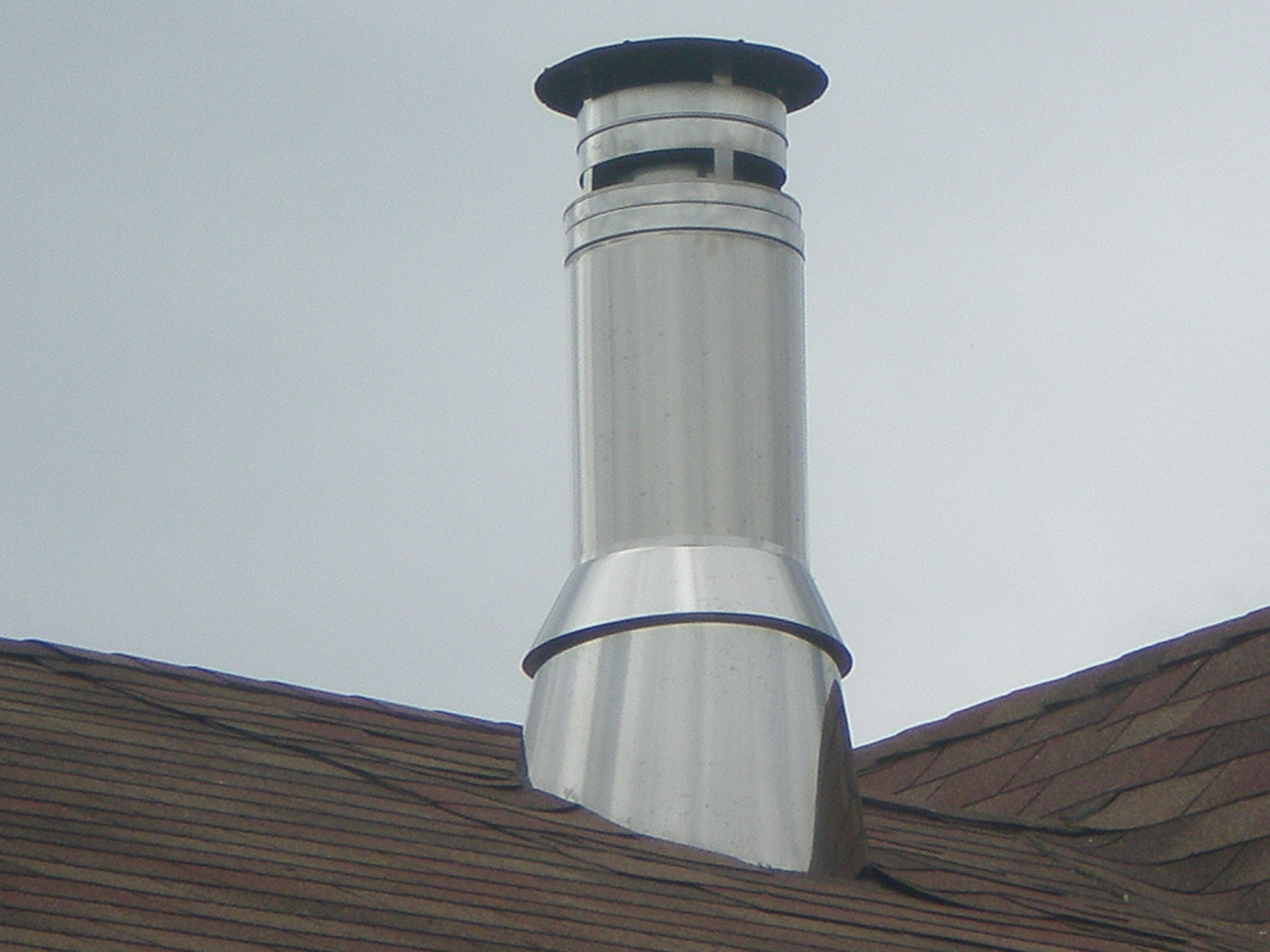 Вентиляционная труба для газового котла. Дымоход металлический. Труба для дымохода. Металлические дымоходы для печей. Труба на крыше.