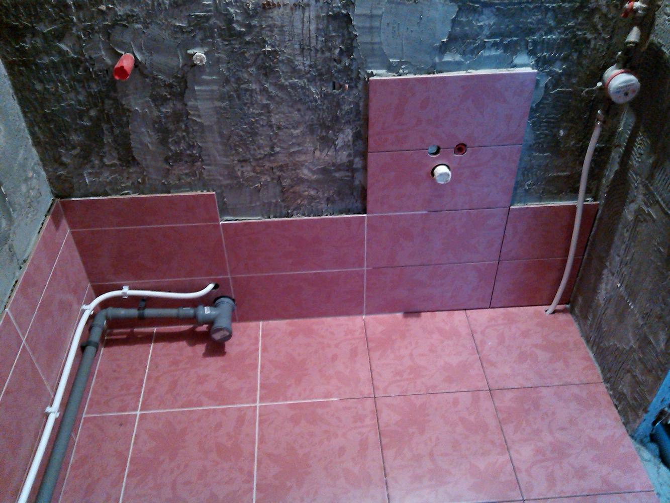 Ванная комната стояк. Короб для труб в ванной. Трубы под плиткой в ванной. Отделка труб в ванной. Короб для сантехнических труб.