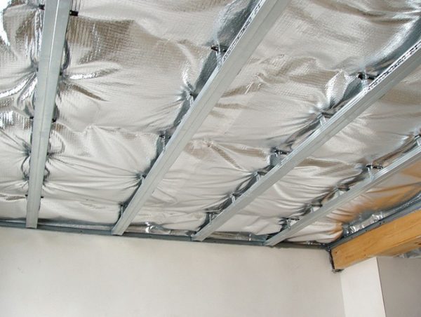 Как правильно постелить пароизоляцию на потолок?