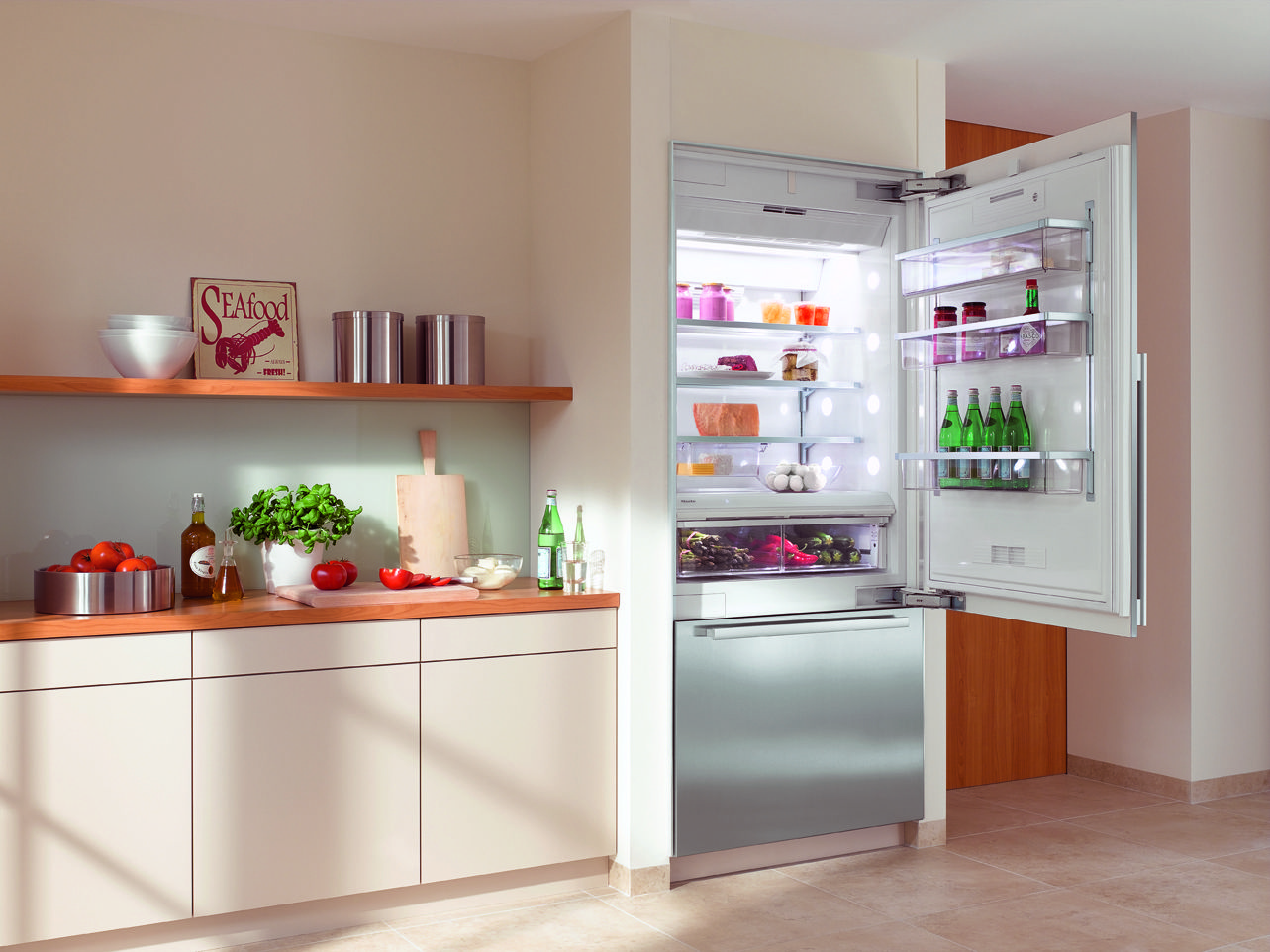 Какие встроенные холодильники лучше. Встраиваемый холодильник Haier hbw5518eru. Встраиваемый холодильник Miele k 37682 IDF. Встроенные холодильники в кухню. Встроенный холодильник.