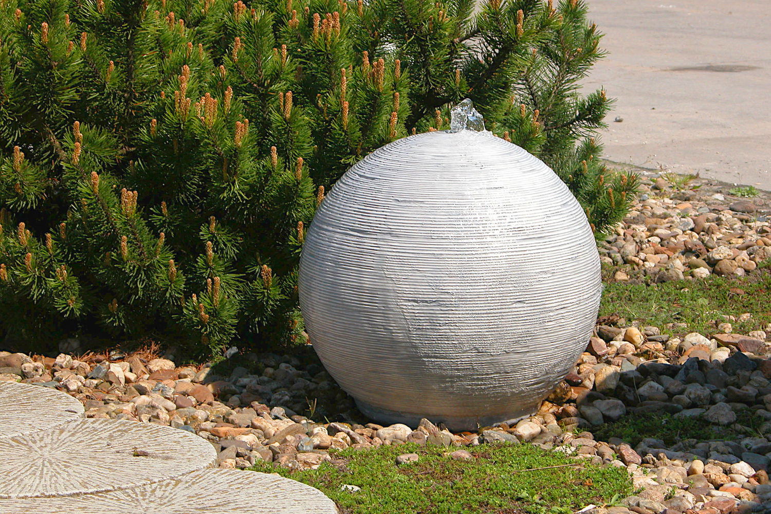 Сделать круглый шар. Декоративный шар для сада. Бетонный шар для сада. Каменные шары в ландшафте. Шар из цемента для сада.