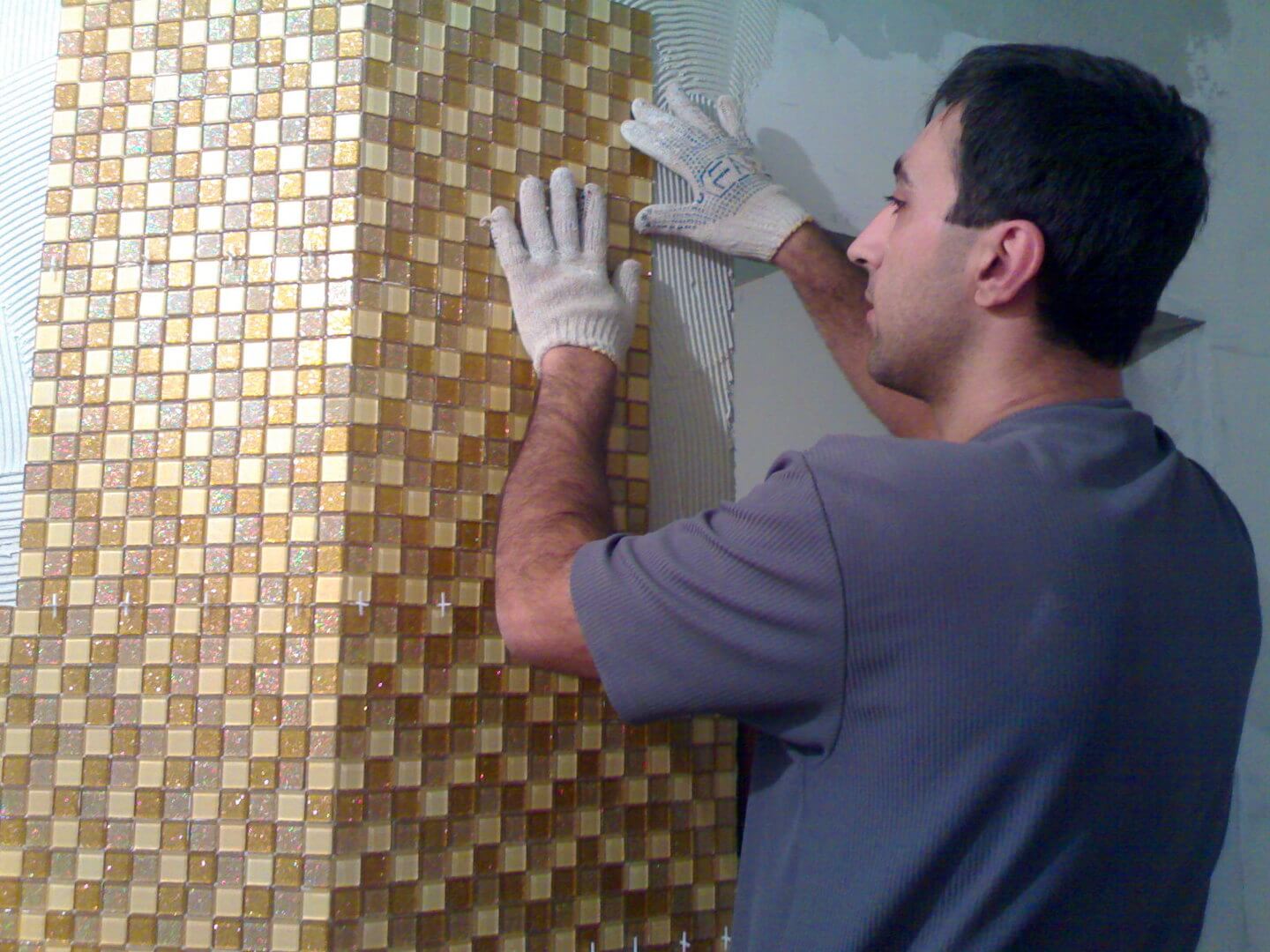 Как клеить панели в ванную на стену. Укладка мозаичной плитки. Укладка керамической мозаики. Укладка мозаичной плитки на стену. Укладка плитки мозаики на стену.