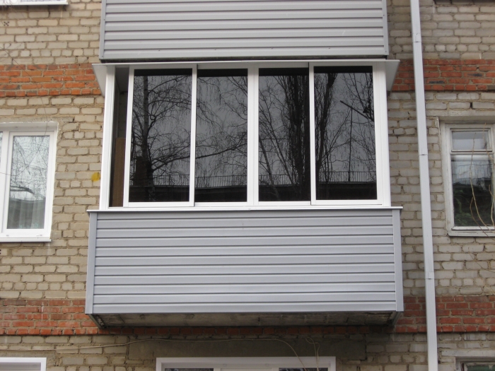 Алюминиевое или пластиковое остекление балкона