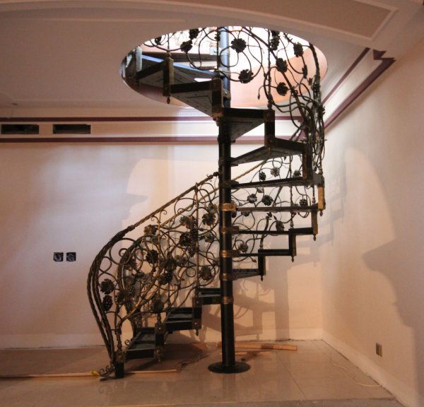 Кованые лестницы – монументальная красота, застывшая в металле